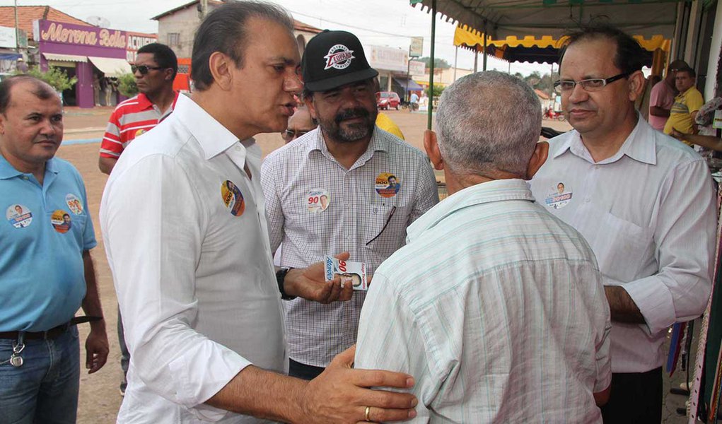 O candidato a governador da coligação "Reage Tocantins", Ataídes Oliveira, visitou nessa semana todos os municípios do extremo norte do estado, no Bico do Papagaio; Ataídes realizou diversas caminhadas, visitas aos comércios e participou de reuniões para discutir problemas e propostas com a população; para ele, é preciso investir na infraestrutura das rodovias, no fortalecimento da segurança e na construção de um grande Centro de Convenções no município de Araguatins; "Essa é uma região muito rica, com potencial turístico muito grande e só precisamos trazer investimentos e grandes empresas para fazer uma grande transformação", concluiu (Foto: Aquiles Lins) O candidato a governador da coligação "Reage Tocantins", Ataídes Oliveira, visitou nessa semana todos os municípios do extremo norte do estado, no Bico do Papagaio; Ataídes realizou diversas caminhadas, visitas aos comércios e participou de reuniões para discutir problemas e propostas com a população; para ele, é preciso investir na infraestrutura das rodovias, no fortalecimento da segurança e na construção de um grande Centro de Convenções no município de Araguatins; "Essa é uma região muito rica, com potencial turístico muito grande e só precisamos trazer investimentos e grandes empresas para fazer uma grande transformação", concluiu