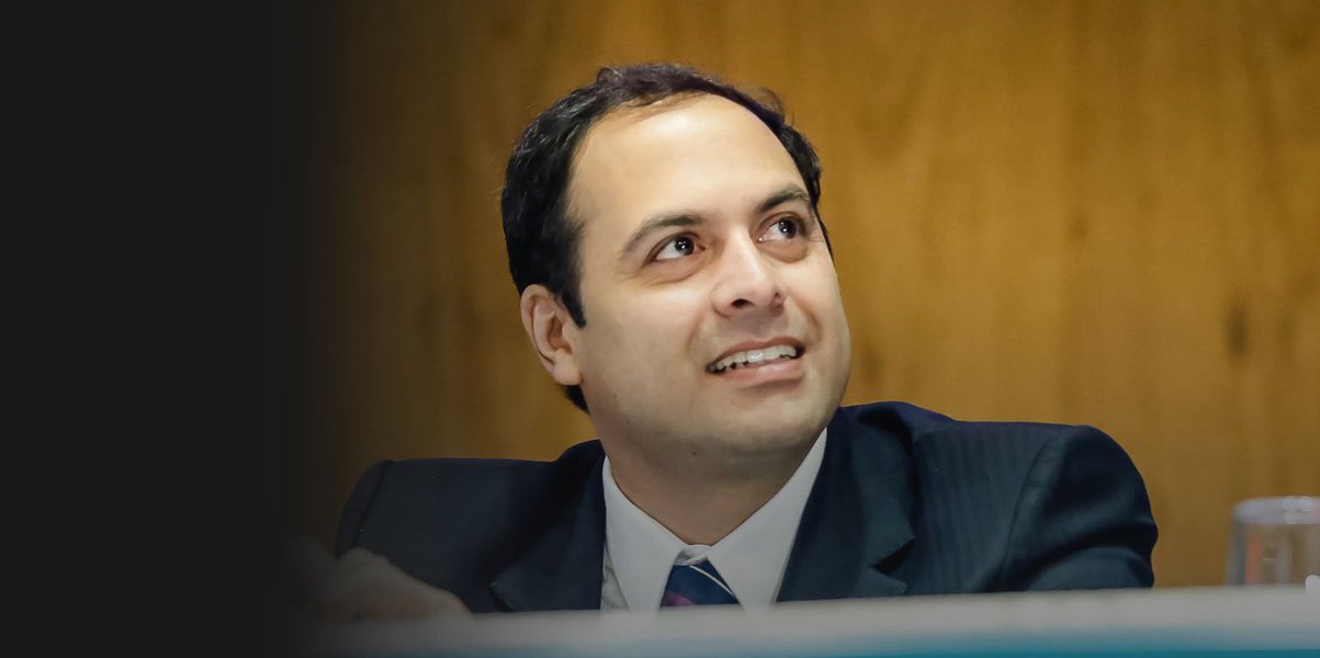 Governador eleito de Pernambuco, Paulo Câmara (PSB) disse que se inspirou no ex-governador Eduardo Campos para montar equipe; "Eduardo, lembro agora, de uma frase que sempre dizia: juntos vamos fazer um novo tempo e um tempo novo. Pernambuco vai avançar muito mais", disse; futura gestão terá 22 secretarias, mesmo da reforma feita por Campos no final de 2013; Câmara prometeu reduzir em 20% a folha de pagamento dos comissionados (Foto: Leonardo Lucena) Governador eleito de Pernambuco, Paulo Câmara (PSB) disse que se inspirou no ex-governador Eduardo Campos para montar equipe; "Eduardo, lembro agora, de uma frase que sempre dizia: juntos vamos fazer um novo tempo e um tempo novo. Pernambuco vai avançar muito mais", disse; futura gestão terá 22 secretarias, mesmo da reforma feita por Campos no final de 2013; Câmara prometeu reduzir em 20% a folha de pagamento dos comissionados