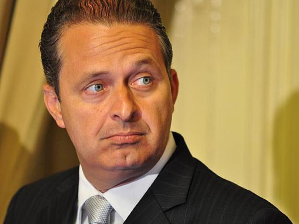 A Justiça Eleitoral de Pernambuco proibiu o uso da imagem de Eduardo Campos como candidato à Presidência da República; multa de R$ 15 mil foi arbitrada caso continue ocorrendo distribuição de novas propagandas; para o Ministério Público Eleitoral utilização da imagem do ex-governador pela coligação comandada pelo PSB pernambucano afronta os princípios da veracidade, legalidade e publicidade (Foto: Voney Malta) A Justiça Eleitoral de Pernambuco proibiu o uso da imagem de Eduardo Campos como candidato à Presidência da República; multa de R$ 15 mil foi arbitrada caso continue ocorrendo distribuição de novas propagandas; para o Ministério Público Eleitoral utilização da imagem do ex-governador pela coligação comandada pelo PSB pernambucano afronta os princípios da veracidade, legalidade e publicidade