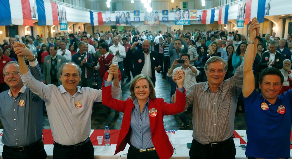 Candidata ao governo estadual pela coligação Paraná Olhando Pra Frente, Gleisi Hoffmann, participou de um encontro de mobilização organizado pelo partido na Sociedade Morgenau, em Curitiba, que contou com a presença do prefeito Gustavo Fruet, do candidato a vice, Haroldo Ferreira, e do candidato ao Senado, Ricardo Gomyde; “Vamos fazer o maior projeto de abertura de vagas em educação infantil da história de Curitiba e a Gleisi tem sido decisiva neste processo. É uma pessoa de mãos limpas, de passado limpo, que já passou por todos os desafios que um político pode passar e reúne todas as condições para ser a nossa governadora” disse Fruet (Foto: Roberta Namour) Candidata ao governo estadual pela coligação Paraná Olhando Pra Frente, Gleisi Hoffmann, participou de um encontro de mobilização organizado pelo partido na Sociedade Morgenau, em Curitiba, que contou com a presença do prefeito Gustavo Fruet, do candidato a vice, Haroldo Ferreira, e do candidato ao Senado, Ricardo Gomyde; “Vamos fazer o maior projeto de abertura de vagas em educação infantil da história de Curitiba e a Gleisi tem sido decisiva neste processo. É uma pessoa de mãos limpas, de passado limpo, que já passou por todos os desafios que um político pode passar e reúne todas as condições para ser a nossa governadora” disse Fruet