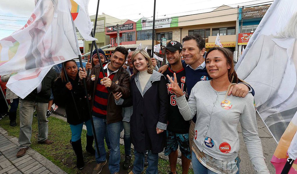 Acompanhada do candidato ao senado Ricardo Gomyde, do deputado federal Angelo Vanhoni e do coordenador da campanha em Curitiba, vereador Jonny Stica e o coordenador da campanha na região metropolitana, prefeito de Pinhais Luizão Goulart, candidata à governadora Gleisi Hoffmann foi recebida com abraços e acenos por comerciantes e populares: "Agradeço o apoio de cada um e as palavras de incentivo para continuar lutando por um Paraná melhor! Está chegando a hora de o nosso estado ter um governo de verdade" destacou Gleisi (Foto: Roberta Namour) Acompanhada do candidato ao senado Ricardo Gomyde, do deputado federal Angelo Vanhoni e do coordenador da campanha em Curitiba, vereador Jonny Stica e o coordenador da campanha na região metropolitana, prefeito de Pinhais Luizão Goulart, candidata à governadora Gleisi Hoffmann foi recebida com abraços e acenos por comerciantes e populares: "Agradeço o apoio de cada um e as palavras de incentivo para continuar lutando por um Paraná melhor! Está chegando a hora de o nosso estado ter um governo de verdade" destacou Gleisi