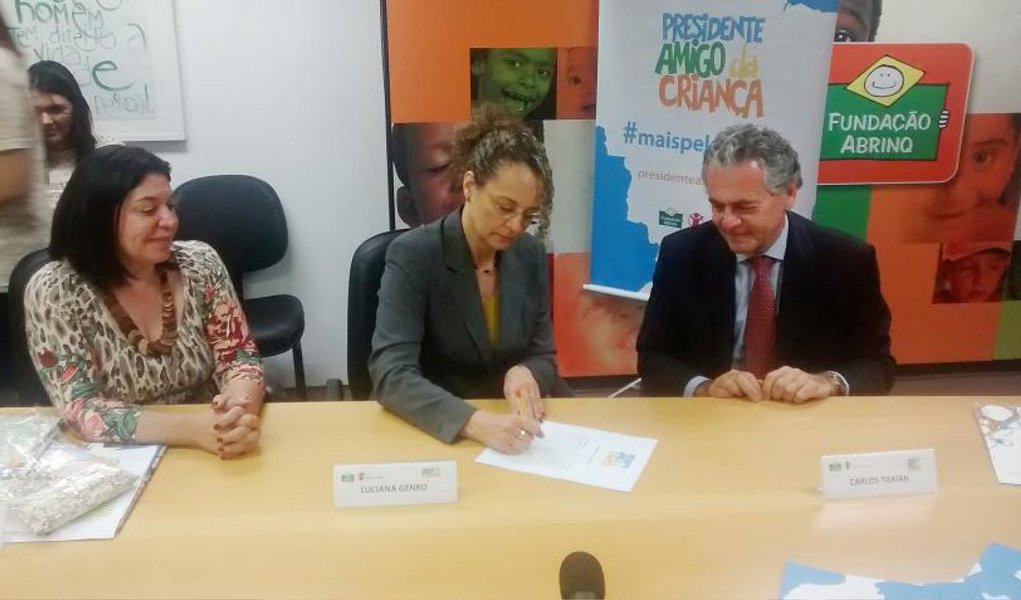 A candidata do PSOL à Presidência da República, Luciana Genro, aderiu nesta quarta-feira, 3, ao programa Presidente Amigo da Criança, da Fundação Abrinq; entre as metas do programa estão redução em pelo menos 66% da incidência de trabalho infantil no país, que hoje atinge 3,5 milhões de crianças e adolescentes; a candidata sustentou que para alcançar as metas será necessário uma mudança estrutural na economia, com o fim do superávit primário; "A maior parte do orçamento do país tem sido consumida para este fim e sustenta um grupo de especuladores, banqueiros. Eu entendo que os direitos sociais, em especial os direitos das crianças, só podem se realizar se efetivamente nós tivermos um governo que se proponha a enfrentar esse modelo econômico", acrescentou (Foto: Aquiles Lins) A candidata do PSOL à Presidência da República, Luciana Genro, aderiu nesta quarta-feira, 3, ao programa Presidente Amigo da Criança, da Fundação Abrinq; entre as metas do programa estão redução em pelo menos 66% da incidência de trabalho infantil no país, que hoje atinge 3,5 milhões de crianças e adolescentes; a candidata sustentou que para alcançar as metas será necessário uma mudança estrutural na economia, com o fim do superávit primário; "A maior parte do orçamento do país tem sido consumida para este fim e sustenta um grupo de especuladores, banqueiros. Eu entendo que os direitos sociais, em especial os direitos das crianças, só podem se realizar se efetivamente nós tivermos um governo que se proponha a enfrentar esse modelo econômico", acrescentou