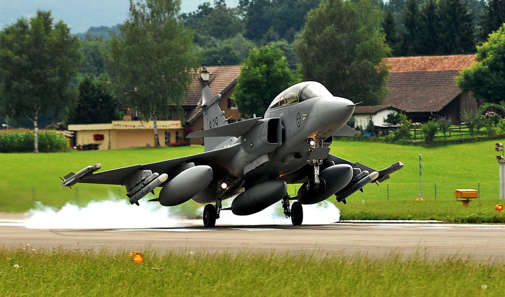Ministério Público Federal abriu procedimento para apurar possíveis irregularidades na aquisição dos 36 caças Gripen NG pela Força Aérea Brasileira (FAB); a compra, no valor de US$ 5,4 bilhões, teve o seu custo questionado pela Procuradoria da República no Distrito Federal após um procurador questionar o aumento do valor da aquisição dos caças Gripen nos contratos firmados com a empresa Saab"; Pelo contrato assinado em outubro do ano passado, os aviões de combate só começarão a ser entregues ao governo brasileiro em 2019; valor final é US$ 900 milhões acima da proposta inicial da empresa sueca (Foto: Paulo Emílio) Ministério Público Federal abriu procedimento para apurar possíveis irregularidades na aquisição dos 36 caças Gripen NG pela Força Aérea Brasileira (FAB); a compra, no valor de US$ 5,4 bilhões, teve o seu custo questionado pela Procuradoria da República no Distrito Federal após um procurador questionar o aumento do valor da aquisição dos caças Gripen nos contratos firmados com a empresa Saab"; Pelo contrato assinado em outubro do ano passado, os aviões de combate só começarão a ser entregues ao governo brasileiro em 2019; valor final é US$ 900 milhões acima da proposta inicial da empresa sueca