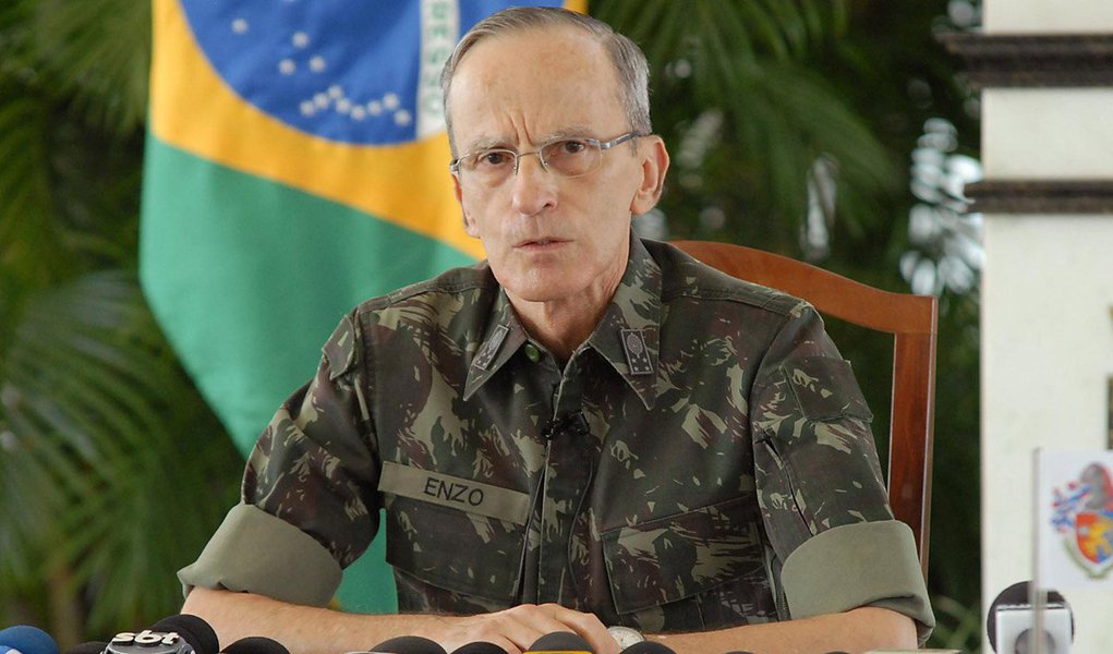 Texto pede à presidente Dilma Rousseff a demissão do general Enzo Peri, comandante do Exército, por “zombar do ordenamento jurídico e da luta por memória, verdade e justiça”; abaixo-assinado já teve a adesão de entidades como o Grupo Tortura Nunca Mais do Rio de Janeiro e de mais 30 vítimas da ditadura e familiares (Foto: Roberta Namour) Texto pede à presidente Dilma Rousseff a demissão do general Enzo Peri, comandante do Exército, por “zombar do ordenamento jurídico e da luta por memória, verdade e justiça”; abaixo-assinado já teve a adesão de entidades como o Grupo Tortura Nunca Mais do Rio de Janeiro e de mais 30 vítimas da ditadura e familiares