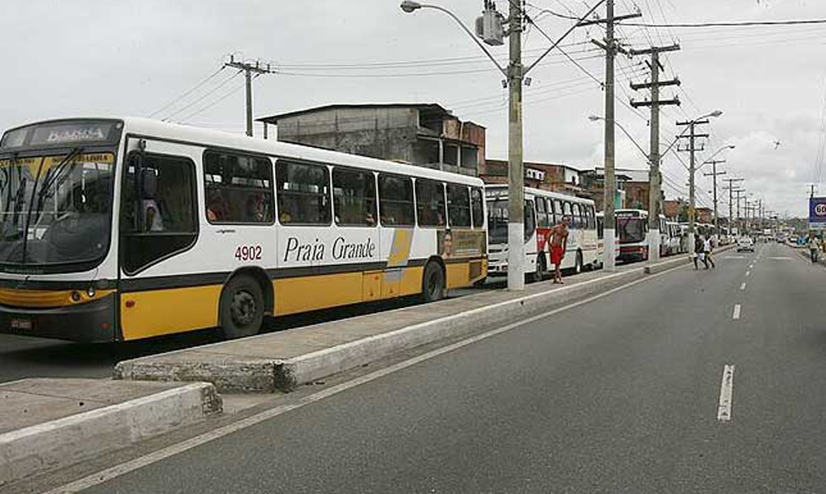 Mais 20 ônibus foram adicionados à frota de sete linhas que passam pela Avenida Afrânio Peixoto, mais conhecida como Avenida Suburbana, desde segunda-feira (8); ação, segundo a Prefeitura de Salvador, "atende a reivindicação dos moradores da região e visa dar mais conforto aos usuários do transporte coletivo"; confira a nova frota de suas respectivas linhas (Foto: Romulo Faro) Mais 20 ônibus foram adicionados à frota de sete linhas que passam pela Avenida Afrânio Peixoto, mais conhecida como Avenida Suburbana, desde segunda-feira (8); ação, segundo a Prefeitura de Salvador, "atende a reivindicação dos moradores da região e visa dar mais conforto aos usuários do transporte coletivo"; confira a nova frota de suas respectivas linhas