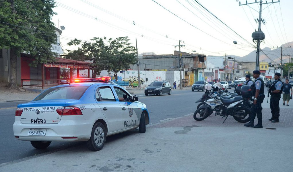 A Polícia Militar (PM) do Rio reforçou o policiamento no Complexo do Alemão com 300 policiais para conter a movimentação dos traficantes de drogas na região, principalmente nas áreas atendidas pelas UPPs Fazendinha, Nova Brasília e Alemão, de acordo com o comandante da Coordenadoria de Polícia Pacificadora, coronel Frederico Caldas; o objetivo do reforço policial é combater o crime organizado no conjunto de favelas do complexo, zona norte do Rio, que já matou 15 PMs desde que a Secretaria de Estado de Segurança (Seseg) iniciou o processo de instalação das UPPs há seis anos (Foto: Leonardo Lucena) A Polícia Militar (PM) do Rio reforçou o policiamento no Complexo do Alemão com 300 policiais para conter a movimentação dos traficantes de drogas na região, principalmente nas áreas atendidas pelas UPPs Fazendinha, Nova Brasília e Alemão, de acordo com o comandante da Coordenadoria de Polícia Pacificadora, coronel Frederico Caldas; o objetivo do reforço policial é combater o crime organizado no conjunto de favelas do complexo, zona norte do Rio, que já matou 15 PMs desde que a Secretaria de Estado de Segurança (Seseg) iniciou o processo de instalação das UPPs há seis anos