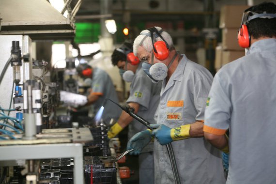 Está claro que a desvalorização do real é insuficiente para recompor a competitividade. Taxa de câmbio importa, mas não é tudo (Foto: Robson Braga de Andrade) Está claro que a desvalorização do real é insuficiente para recompor a competitividade. Taxa de câmbio importa, mas não é tudo