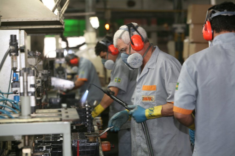 Está claro que a desvalorização do real é insuficiente para recompor a competitividade. Taxa de câmbio importa, mas não é tudo (Foto: Robson Braga de Andrade) Está claro que a desvalorização do real é insuficiente para recompor a competitividade. Taxa de câmbio importa, mas não é tudo