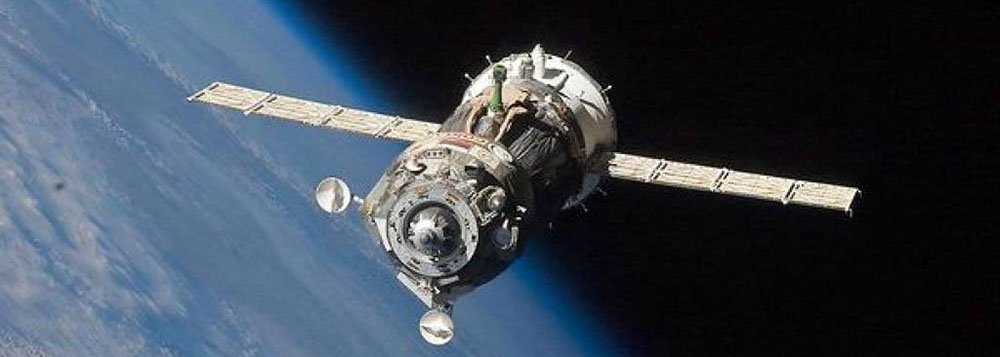 Uma nave espacial russa não tripulada que estava desgovernada no espaço após uma tentativa fracassada de entregar cargas para a Estação Espacial Internacional entrou na atmosfera terrestre na noite de quinta-feira sobre o oceano Pacífico, relatou a agência espacial da Rússia; cápsula, carregada com mais de três toneladas de comida, combustível e suprimentos para a tripulação da estação, caiu às 23h04 (horário de Brasília), disse a Roscosmos (Foto: Paulo Emílio) Uma nave espacial russa não tripulada que estava desgovernada no espaço após uma tentativa fracassada de entregar cargas para a Estação Espacial Internacional entrou na atmosfera terrestre na noite de quinta-feira sobre o oceano Pacífico, relatou a agência espacial da Rússia; cápsula, carregada com mais de três toneladas de comida, combustível e suprimentos para a tripulação da estação, caiu às 23h04 (horário de Brasília), disse a Roscosmos