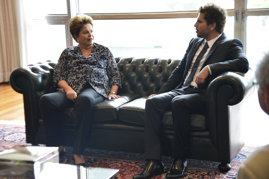 Presidente Dilma recebeu hoje o ganhador da Medalha Fields, o brasileiro Artur Avila, e representantes do Instituto Nacional de Matemática Pura e Aplicada (Impa) e da Academia Brasileira de Ciências; o matemático Jacob Palis, presidente da Academia, disse que o grupo defendeu que os investimentos no setor passem de 1,2% a 2% do PIB (Foto: Gisele Federicce) Presidente Dilma recebeu hoje o ganhador da Medalha Fields, o brasileiro Artur Avila, e representantes do Instituto Nacional de Matemática Pura e Aplicada (Impa) e da Academia Brasileira de Ciências; o matemático Jacob Palis, presidente da Academia, disse que o grupo defendeu que os investimentos no setor passem de 1,2% a 2% do PIB