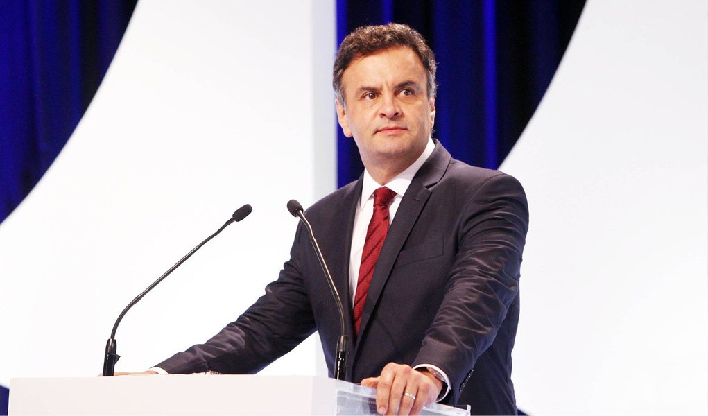 Candidato do PSDB à Presidência, Aécio Neves, disse nesta segunda que seu programa de governo apoiará uma proposta que prevê a possibilidade de jovens infratores maiores de 16 anos, antes de completarem 18 anos, responderem com base no Código Penal e no Código de Processo Penal caso tenham cometido crimes gravíssimos; proposta é de autoria do senador Aloysio Nunes (PSDB), candidato a vice do tucano, e permite a possibilidade de um menor de 18 anos responder penalmente por um crime depois que o caso for ouvido pelo Ministério Público e autorizado por um juiz da criança e da adolescência (Foto: Valter Lima) Candidato do PSDB à Presidência, Aécio Neves, disse nesta segunda que seu programa de governo apoiará uma proposta que prevê a possibilidade de jovens infratores maiores de 16 anos, antes de completarem 18 anos, responderem com base no Código Penal e no Código de Processo Penal caso tenham cometido crimes gravíssimos; proposta é de autoria do senador Aloysio Nunes (PSDB), candidato a vice do tucano, e permite a possibilidade de um menor de 18 anos responder penalmente por um crime depois que o caso for ouvido pelo Ministério Público e autorizado por um juiz da criança e da adolescência