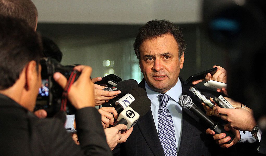 Após liderar no volume de arrecadações entre os principais candidatos à Presidência na primeira prestação de contas, o tucano Aécio Neves reuniu até 28 de agosto R$ 42 milhões; já a presidente Dilma Rousseff (PT) e Marina Silva(PSB) declararam, no mesmo período, R$ 123 milhões e R$ 22 milhões em doações, respectivamente; isolado no terceiro lugar, comitê do PSDB ordenou corte de "supérfluos", como pesquisas internas (Foto: Roberta Namour) Após liderar no volume de arrecadações entre os principais candidatos à Presidência na primeira prestação de contas, o tucano Aécio Neves reuniu até 28 de agosto R$ 42 milhões; já a presidente Dilma Rousseff (PT) e Marina Silva(PSB) declararam, no mesmo período, R$ 123 milhões e R$ 22 milhões em doações, respectivamente; isolado no terceiro lugar, comitê do PSDB ordenou corte de "supérfluos", como pesquisas internas