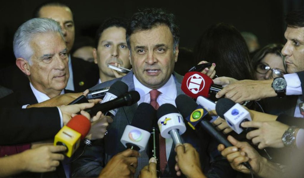 Um dia depois de pedir investigação contra a presidente Dilma Rousseff, senador tucano anunciou a apresentação de um projeto de lei que punirá com a perda do registro os partidos políticos que tenham recebido ou venham a receber recursos ilegais ou derivados de corrupção, noticia a colunista do 247 Tereza Cruvinel; Aécio Neves criticou hoje o pacote de medidas anti-corrupção lançado pelo governo, chamado por ele de "inócuo, tardio e pouco eficaz"; radicalização do presidente do PSDB acontece no momento em que o doleiro Alberto Youssef menciona, em depoimento, seu suposto envolvimento em desvios na lista de Furnas (Foto: Gisele Federicce) www.brasil247.com - Um dia depois de pedir investigação contra a presidente Dilma Rousseff, senador tucano anunciou a apresentação de um projeto de lei que punirá com a perda do registro os partidos políticos que tenham recebido ou venham a receber recursos ilegais ou derivados de corrupção, noticia a colunista do 247 Tereza Cruvinel; Aécio Neves criticou hoje o pacote de medidas anti-corrupção lançado pelo governo, chamado por ele de "inócuo, tardio e pouco eficaz"; radicalização do presidente do PSDB acontece no momento em que o doleiro Alberto Youssef menciona, em depoimento, seu suposto envolvimento em desvios na lista de Furnas
