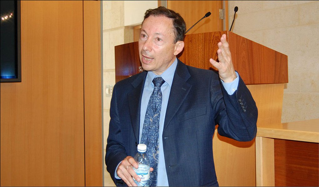 O porta-voz do Ministério das Relações Exteriores de Israel, Yigal Palmor, deixou o cargo que ocupava desde 2008. Palmor se envolveu em uma polêmica com a diplomacia brasileira ao chamar o país de "anão diplomático", por ter condenado o genocídio patrocinado por Benjamin Natanyahu na Faixa de Gaza; ex-porta-voz disse que sua saída já estava decidida desde março; presidente israelense, Reuven Rivlin, eleito depois da crise diplomática entre os dois países, pediu desculpas a Dilma Rousseff pela atitude do porta-voz (Foto: Aquiles Lins) O porta-voz do Ministério das Relações Exteriores de Israel, Yigal Palmor, deixou o cargo que ocupava desde 2008. Palmor se envolveu em uma polêmica com a diplomacia brasileira ao chamar o país de "anão diplomático", por ter condenado o genocídio patrocinado por Benjamin Natanyahu na Faixa de Gaza; ex-porta-voz disse que sua saída já estava decidida desde março; presidente israelense, Reuven Rivlin, eleito depois da crise diplomática entre os dois países, pediu desculpas a Dilma Rousseff pela atitude do porta-voz