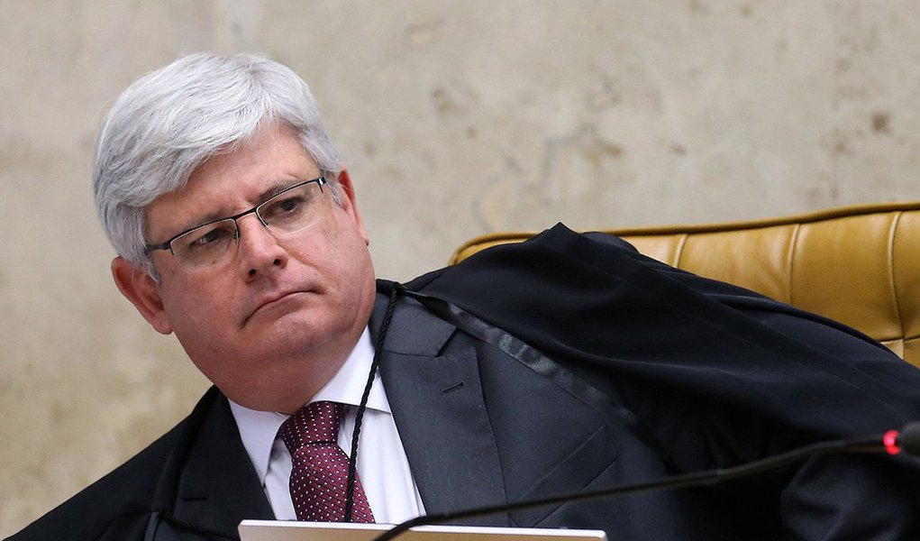 "Estou certo que, uma vez levantado o sigilo do caso pelo Ministro Teori Zavascki, o trabalho até este momento realizado será esquadrinhado e submetido aos mais duros testes de coerência", diz o procurador-geral da República, Rodrigo Janot, em carta endereçada a seus colegas do Ministério Público; "Não espero a unanimidade nem a terei", acrescenta ele sobre os pedidos de investigação enviados ao STF; além de arquivar pedido de investigação contra o senador tucano Aécio Neves, ele deixou a presidente Dilma Rousseff fora da lista; "Não guardo o dom de prever o futuro, mas possuo experiência bastante para compreender como a parte disfuncional do sistema político comporta-se ao enfrentar uma atuação vigorosa do Ministério Público no combate à corrupção" (Foto: Roberta Namour) "Estou certo que, uma vez levantado o sigilo do caso pelo Ministro Teori Zavascki, o trabalho até este momento realizado será esquadrinhado e submetido aos mais duros testes de coerência", diz o procurador-geral da República, Rodrigo Janot, em carta endereçada a seus colegas do Ministério Público; "Não espero a unanimidade nem a terei", acrescenta ele sobre os pedidos de investigação enviados ao STF; além de arquivar pedido de investigação contra o senador tucano Aécio Neves, ele deixou a presidente Dilma Rousseff fora da lista; "Não guardo o dom de prever o futuro, mas possuo experiência bastante para compreender como a parte disfuncional do sistema político comporta-se ao enfrentar uma atuação vigorosa do Ministério Público no combate à corrupção"