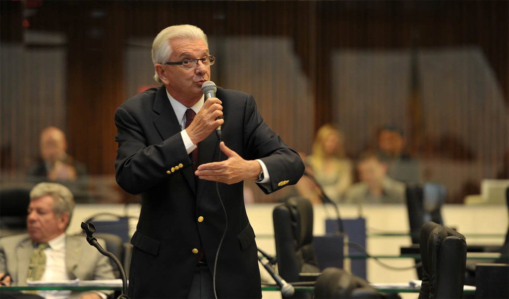 Ministério Público do Paraná contra o deputado estadual Nelson Justus (DEM) acusa o parlamentar de ter transformado o gabinete da presidência da Assembleia Legislativa (Alep) em “máquina político-eleitoreira”, entre os anos de 2007 e 2010; a denúncia apresentada pelo MP envolve outros 31 funcionários ligados ao gabinete de Justus pelos crimes de formação de quadrilha, lavagem de dinheiro, peculato e falsidade ideológica; a acusação do MP tem como base a suspeita de contratação de funcionários fantasmas para desviar dinheiro público
(Foto: Leonardo Lucena) Ministério Público do Paraná contra o deputado estadual Nelson Justus (DEM) acusa o parlamentar de ter transformado o gabinete da presidência da Assembleia Legislativa (Alep) em “máquina político-eleitoreira”, entre os anos de 2007 e 2010; a denúncia apresentada pelo MP envolve outros 31 funcionários ligados ao gabinete de Justus pelos crimes de formação de quadrilha, lavagem de dinheiro, peculato e falsidade ideológica; a acusação do MP tem como base a suspeita de contratação de funcionários fantasmas para desviar dinheiro público