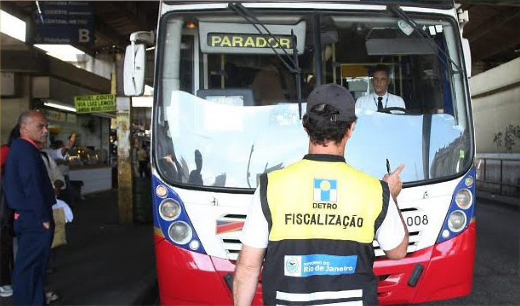 Fiscais do Departamento de Transportes Rodoviários do Rio de Janeiro (Detro) fizeram uma megaoperação nos principais terminais rodoviários do estado com foco na verificação das condições da frota regular dos ônibus intermunicipais, a fim de checar as condições de tráfego dos veículos; como resultado da ação, 44 ônibus recolhidos e mais de 100 infrações aplicadas (Foto: Leonardo Lucena) Fiscais do Departamento de Transportes Rodoviários do Rio de Janeiro (Detro) fizeram uma megaoperação nos principais terminais rodoviários do estado com foco na verificação das condições da frota regular dos ônibus intermunicipais, a fim de checar as condições de tráfego dos veículos; como resultado da ação, 44 ônibus recolhidos e mais de 100 infrações aplicadas