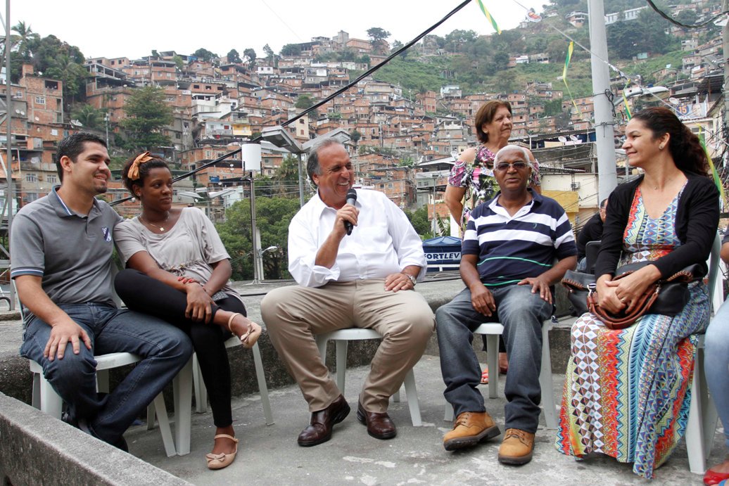 O governador do Rio, Luiz Fernando Pezão (PMDB), candidato à reeleição, afirmou que as acusações do ex-diretor da Petrobras Paulo Roberto Costa sobre desvios de recursos de contratos na estatal não afetam a sua campanha; segundo o ex-dirigente, o ex-chefe do Executivo fluminense Sérgio Cabral (PMDB) foi um dos beneficiados do esquema; em conversa com empreendedores na zona norte da capital fluminense, Pezão negou ter tido envolvimento com Paulo Roberto Costa e disse que a sua relação com o ex-diretor era apenas "institucional" (Foto: Leonardo Lucena) O governador do Rio, Luiz Fernando Pezão (PMDB), candidato à reeleição, afirmou que as acusações do ex-diretor da Petrobras Paulo Roberto Costa sobre desvios de recursos de contratos na estatal não afetam a sua campanha; segundo o ex-dirigente, o ex-chefe do Executivo fluminense Sérgio Cabral (PMDB) foi um dos beneficiados do esquema; em conversa com empreendedores na zona norte da capital fluminense, Pezão negou ter tido envolvimento com Paulo Roberto Costa e disse que a sua relação com o ex-diretor era apenas "institucional"