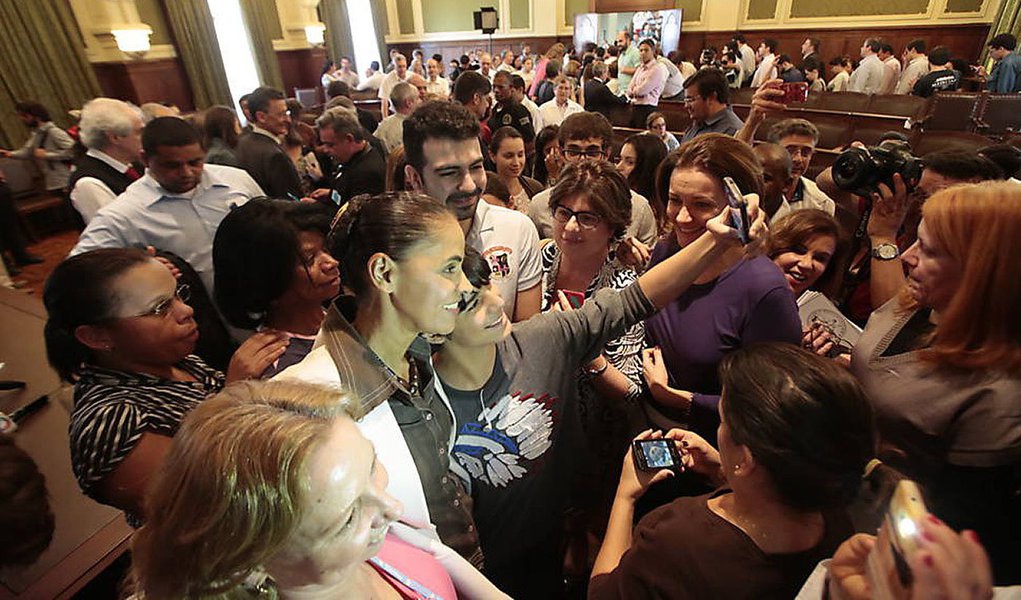 Candidata do PSB à Presidência, Marina Silva sai em defesa de uma de suas propostas de governo mais polêmicas: a independência do Banco Central: “é importante para o restabelecimento da credibilidade da economia brasileira, condição para a retomada dos investimentos e do crescimento”; ela, no entanto, não diz se instituição BC cuidará também de uma meta de emprego, além da inflação (Foto: Roberta Namour) Candidata do PSB à Presidência, Marina Silva sai em defesa de uma de suas propostas de governo mais polêmicas: a independência do Banco Central: “é importante para o restabelecimento da credibilidade da economia brasileira, condição para a retomada dos investimentos e do crescimento”; ela, no entanto, não diz se instituição BC cuidará também de uma meta de emprego, além da inflação