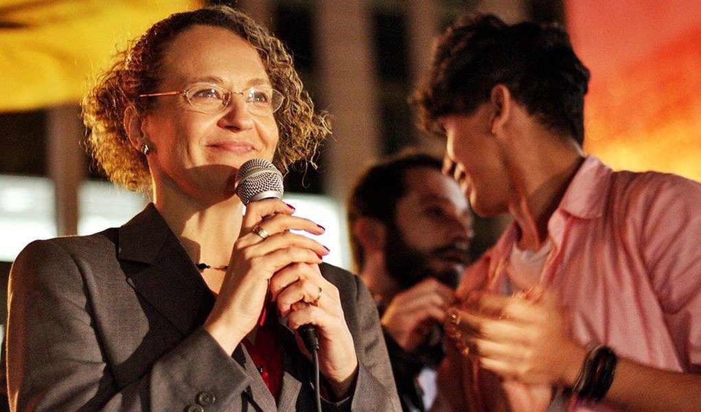 Em visita à 37ª Expointer, candidata do PSOL à Presidência da República, Luciana Genro, comentou as recentes denúncias de corrupção envolvendo a Petrobras: “Estamos diante de um escândalo de proporções gigantescas, em que os partidos que são governo com Dilma e os políticos que estão com Marina demonstram uma gestão de depredação do patrimônio público e da Petrobras” (Foto: Roberta Namour) Em visita à 37ª Expointer, candidata do PSOL à Presidência da República, Luciana Genro, comentou as recentes denúncias de corrupção envolvendo a Petrobras: “Estamos diante de um escândalo de proporções gigantescas, em que os partidos que são governo com Dilma e os políticos que estão com Marina demonstram uma gestão de depredação do patrimônio público e da Petrobras”