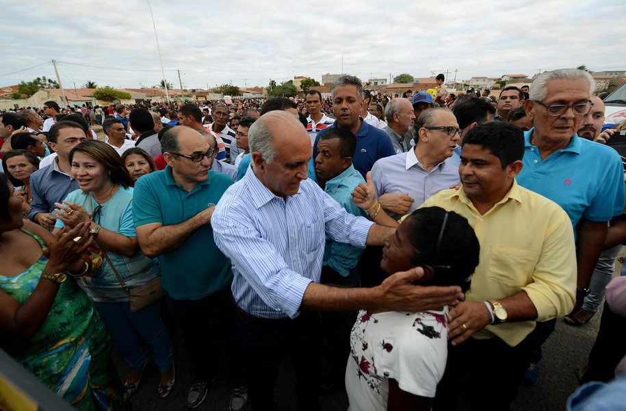 Candidato do DEM ao governo do Estado, Paulo Souto disse que tem ouvido na campanha queixas de pessoas do interior contra a suspensão do programa 'Cabra Forte', de sua gestão, pelo governo Jaques Wagner; "Por causa da mania do PT de achar que a Bahia foi descoberta em 2007, eles abandonaram tudo que foi feito antes e não deram continuidade a um programa que vinha dando certo. Mas, se eleito, vamos fazer o 'Novo Cabra Forte'" (Foto: Romulo Faro) Candidato do DEM ao governo do Estado, Paulo Souto disse que tem ouvido na campanha queixas de pessoas do interior contra a suspensão do programa 'Cabra Forte', de sua gestão, pelo governo Jaques Wagner; "Por causa da mania do PT de achar que a Bahia foi descoberta em 2007, eles abandonaram tudo que foi feito antes e não deram continuidade a um programa que vinha dando certo. Mas, se eleito, vamos fazer o 'Novo Cabra Forte'"