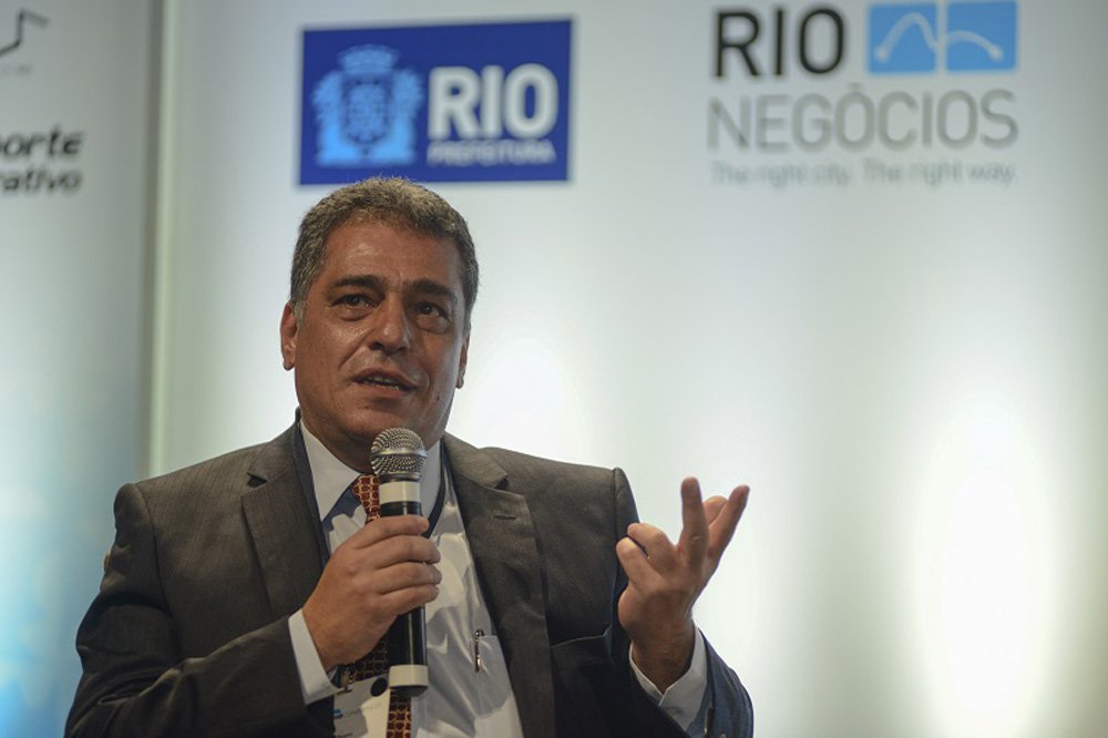O secretário de Fazenda do estado do Rio de Janeiro, Júlio Bueno, disse que a pasta vai precisar do apoio da Assembleia Legislativa (Alerj) para enfrentar a crise econômica; a previsão é que até o final de 2015 o Estado tenha um déficit de R$ 13 bilhões; de acordo com a secretaria, a crise é resultado da queda da atividade global do país, da redução de 30% da arrecadação de royalties de petróleo e da redução na arrecadação de ICMS
(Foto: Leonardo Lucena) O secretário de Fazenda do estado do Rio de Janeiro, Júlio Bueno, disse que a pasta vai precisar do apoio da Assembleia Legislativa (Alerj) para enfrentar a crise econômica; a previsão é que até o final de 2015 o Estado tenha um déficit de R$ 13 bilhões; de acordo com a secretaria, a crise é resultado da queda da atividade global do país, da redução de 30% da arrecadação de royalties de petróleo e da redução na arrecadação de ICMS