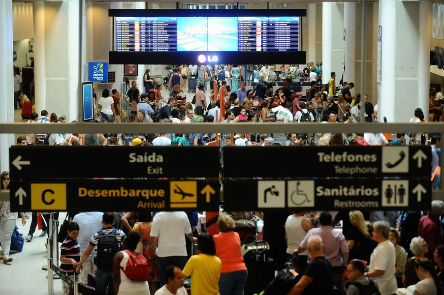 "Tirando o fato de que o meu voo está atrasado 2 horas, fico feliz em ver o aeroporto Internacional do Rio de Janeiro lotado de famílias que antes só conseguiam viajar de ônibus! Gente que tinha que se apertar pelas rodoviárias do Brasil! E sei também que isso incomoda muita gente, que não quer dividir espaços com famílias mais humildes", postou o cantor Tico Santa Cruz; "Vamos a luta por um país melhor e mais justo!" (Foto: Leonardo Attuch) "Tirando o fato de que o meu voo está atrasado 2 horas, fico feliz em ver o aeroporto Internacional do Rio de Janeiro lotado de famílias que antes só conseguiam viajar de ônibus! Gente que tinha que se apertar pelas rodoviárias do Brasil! E sei também que isso incomoda muita gente, que não quer dividir espaços com famílias mais humildes", postou o cantor Tico Santa Cruz; "Vamos a luta por um país melhor e mais justo!"