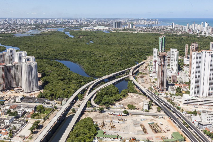 As obras da Via Mangue, paralisadas desde o ano passado, serão retomadas. Para concluir os 2% que faltam, a Prefeitura do Recife contraiu um empréstimo no valor de R$ 81 milhões junto à Caixa Econômica Federal; deste total, R$ 26 milhões serão repassados à Construtora Queiroz Galvão; atualmente, apenas uma das faixas da via está em funcionamento e liga o bairro do Pina a Boa Viagem; com a retomada das obras, a previsão é que a rodovia seja entregue até o final deste ano; o custo total do projeto é de R$ 431 milhões (Foto: Paulo Emílio) As obras da Via Mangue, paralisadas desde o ano passado, serão retomadas. Para concluir os 2% que faltam, a Prefeitura do Recife contraiu um empréstimo no valor de R$ 81 milhões junto à Caixa Econômica Federal; deste total, R$ 26 milhões serão repassados à Construtora Queiroz Galvão; atualmente, apenas uma das faixas da via está em funcionamento e liga o bairro do Pina a Boa Viagem; com a retomada das obras, a previsão é que a rodovia seja entregue até o final deste ano; o custo total do projeto é de R$ 431 milhões