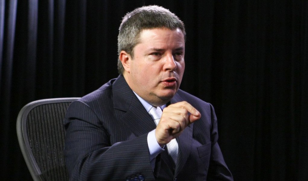 A notícia de que o ex-governador de Minas e senador Antônio Anastasia (PSDB) será investigado pelo Supremo Tribunal Federal no escândalo da Lava Jato caiu como uma bomba na base política tucana em Minas; até então tido como nome principal do PSDB à Prefeitura de Belo Horizonte, tucanos têm medo de que Anastasia tenha que passar a campanha inteira explicando a situação; como plano B, o PSDB tem o radialista João Vitor Xavier que é deputado estadual (Foto: Luis Mauro Queiroz) A notícia de que o ex-governador de Minas e senador Antônio Anastasia (PSDB) será investigado pelo Supremo Tribunal Federal no escândalo da Lava Jato caiu como uma bomba na base política tucana em Minas; até então tido como nome principal do PSDB à Prefeitura de Belo Horizonte, tucanos têm medo de que Anastasia tenha que passar a campanha inteira explicando a situação; como plano B, o PSDB tem o radialista João Vitor Xavier que é deputado estadual