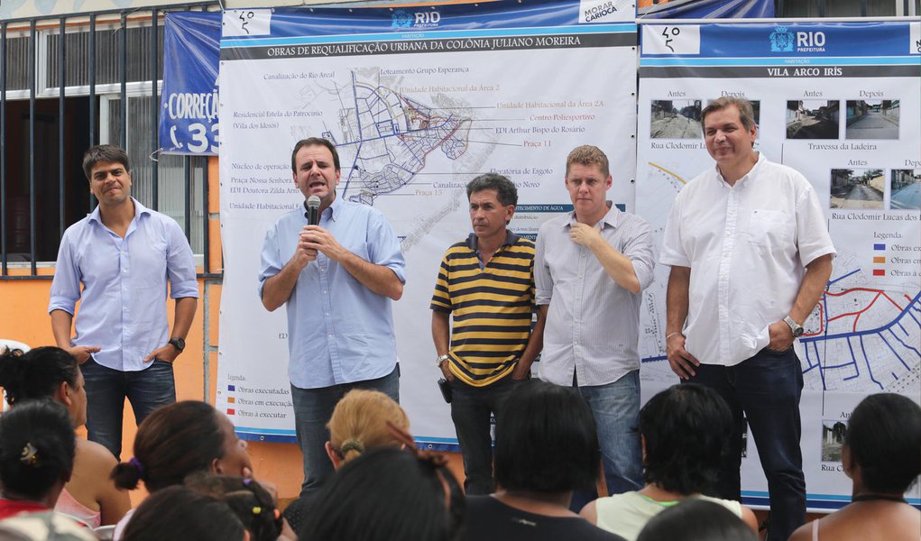 Atual prefeito do Rio, Eduardo Paes (PMDB), usou discurso oficial para promover o deputado federal Pedro Paulo (PMDB-RJ) à sua sucessão em 2016; "Vocês estão aqui ao lado do futuro prefeito do Rio. Ele vai continuar este trabalho para a gente poder...", discursou Paes, durante ato de entrega de casas populares em Jacarepaguá; "Agora não tem problema falar porque não estamos em época de eleição. Mas aqui está a pessoa que, neste tempo todo, foi uma espécie de primeiro-ministro do meu governo", acrescentou (Foto: Leonardo Lucena) Atual prefeito do Rio, Eduardo Paes (PMDB), usou discurso oficial para promover o deputado federal Pedro Paulo (PMDB-RJ) à sua sucessão em 2016; "Vocês estão aqui ao lado do futuro prefeito do Rio. Ele vai continuar este trabalho para a gente poder...", discursou Paes, durante ato de entrega de casas populares em Jacarepaguá; "Agora não tem problema falar porque não estamos em época de eleição. Mas aqui está a pessoa que, neste tempo todo, foi uma espécie de primeiro-ministro do meu governo", acrescentou