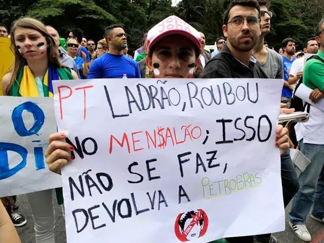 Para tornar as “bandeiras” do “impeachment” e “intervenção militar já” definitivamente obra de colírio alucinógeno, devemos opor “em defesa dos empregos, salários e do crescimento”. Nós governamos, nós pautamos (Foto: Leopoldo Vieira) Para tornar as “bandeiras” do “impeachment” e “intervenção militar já” definitivamente obra de colírio alucinógeno, devemos opor “em defesa dos empregos, salários e do crescimento”. Nós governamos, nós pautamos