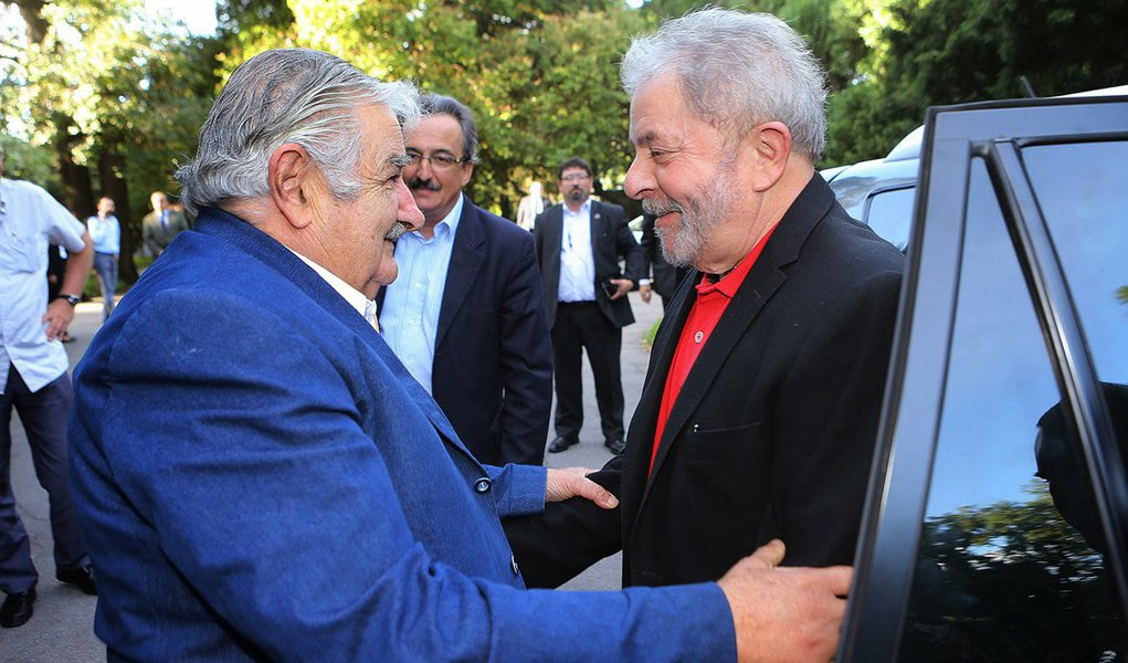 Blogueiro Miguel do Rosário, do Cafezinho, cita trechos do novo livro sobre o ex-presidente uruguaio, Pepe Mujica, e diz que o Globo tenta convertê-lo em "factóide político contra Lula"; "Lula diz que teve que lidar com muitas coisas imorais, chantagens. Até aí novidade nenhuma (...) E aí vem a frase: 'Essa era a única forma de governar o Brasil'", escreve ele; "Não é 'confissão' nenhuma", defende (Foto: Gisele Federicce) www.brasil247.com - Blogueiro Miguel do Rosário, do Cafezinho, cita trechos do novo livro sobre o ex-presidente uruguaio, Pepe Mujica, e diz que o Globo tenta convertê-lo em "factóide político contra Lula"; "Lula diz que teve que lidar com muitas coisas imorais, chantagens. Até aí novidade nenhuma (...) E aí vem a frase: 'Essa era a única forma de governar o Brasil'", escreve ele; "Não é 'confissão' nenhuma", defende