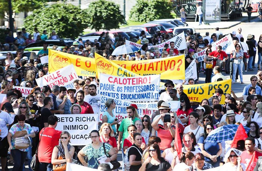 O protesto de professores neste fim de semana em Maringá, Noroeste do estado, contra a deputada cantora Mara Lima (PSDB), foi apenas uma amostra do que ainda poderá vir pela frente; ela foi escrachada publicamente durante show gospel na Cidade Canção; a APP-Sindicato aprovou no final de março, no conselho estadual da entidade, um cronograma de manifestações que consiste na "recepção ao governador, vice-governadora e deputados onde houver agenda pública"
(Foto: Leonardo Lucena) O protesto de professores neste fim de semana em Maringá, Noroeste do estado, contra a deputada cantora Mara Lima (PSDB), foi apenas uma amostra do que ainda poderá vir pela frente; ela foi escrachada publicamente durante show gospel na Cidade Canção; a APP-Sindicato aprovou no final de março, no conselho estadual da entidade, um cronograma de manifestações que consiste na "recepção ao governador, vice-governadora e deputados onde houver agenda pública"