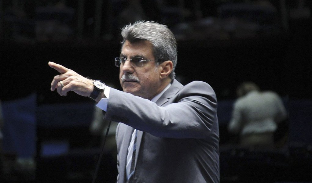 Relator do projeto que altera o cálculo do superávit primário, senador Romero Jucá (PMDB-RR) fez apenas uma modificação na redação original, trocando a expressão "meta de superavit" por "meta de resultado", uma vez que não se sabe se o Planalto fechará o ano com deficit ou superávit primário; parlamentar rejeitou as 80 emendas apresentadas por deputados e senadores (Foto: Gisele Federicce) Relator do projeto que altera o cálculo do superávit primário, senador Romero Jucá (PMDB-RR) fez apenas uma modificação na redação original, trocando a expressão "meta de superavit" por "meta de resultado", uma vez que não se sabe se o Planalto fechará o ano com deficit ou superávit primário; parlamentar rejeitou as 80 emendas apresentadas por deputados e senadores
