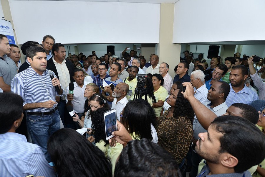 Em 2015 a população de Salvador "contará com a presença cada vez maior da prefeitura" nos mais de 160 bairros existentes, por meio de serviços oferecidos pelos órgãos municipais e participação dos moradores na construção de uma cidade melhor; promessa foi feita pelo prefeito ACM Neto (DEM) na inauguração da sede da Prefeitura-Bairro Cabula; "Onde houver bairro haverá Prefeitura. Não queremos governar de cima para baixo, queremos dividir a responsabilidade de governar a cidade com o cidadão", disse o democrata (Foto: Romulo Faro) Em 2015 a população de Salvador "contará com a presença cada vez maior da prefeitura" nos mais de 160 bairros existentes, por meio de serviços oferecidos pelos órgãos municipais e participação dos moradores na construção de uma cidade melhor; promessa foi feita pelo prefeito ACM Neto (DEM) na inauguração da sede da Prefeitura-Bairro Cabula; "Onde houver bairro haverá Prefeitura. Não queremos governar de cima para baixo, queremos dividir a responsabilidade de governar a cidade com o cidadão", disse o democrata