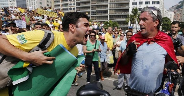 Se a representação do julgamento arbitrário, em praça pública, felicita uma multidão entre 5% e 10% da população da cidade, fiquei imaginando ao que poderá nos levar essa energia, essa força, se cristalizada (Foto: Pedro Fávaro Júnior) Se a representação do julgamento arbitrário, em praça pública, felicita uma multidão entre 5% e 10% da população da cidade, fiquei imaginando ao que poderá nos levar essa energia, essa força, se cristalizada
