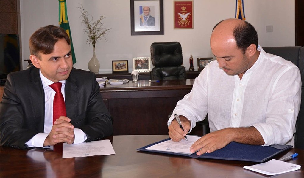 Reeleito na eleição interna para o comando da Defensoria Pública Estadual, Marlon Costa Amorim foi nomeado nesta terça-feira, 18, pelo governador Sandoval Cardoso (SD); Amorim vai comandar a Defensoria no biênio 2015/2016; "Nossa maior prioridade é dotar cada comarca do Estado com um Defensor Público, aproximando ainda mais a Defensoria Pública da população carente do nosso Estado", afirmou Amorim; posse solene está prevista para o dia 23 de janeiro de 2015 (Foto: Aquiles Lins) Reeleito na eleição interna para o comando da Defensoria Pública Estadual, Marlon Costa Amorim foi nomeado nesta terça-feira, 18, pelo governador Sandoval Cardoso (SD); Amorim vai comandar a Defensoria no biênio 2015/2016; "Nossa maior prioridade é dotar cada comarca do Estado com um Defensor Público, aproximando ainda mais a Defensoria Pública da população carente do nosso Estado", afirmou Amorim; posse solene está prevista para o dia 23 de janeiro de 2015