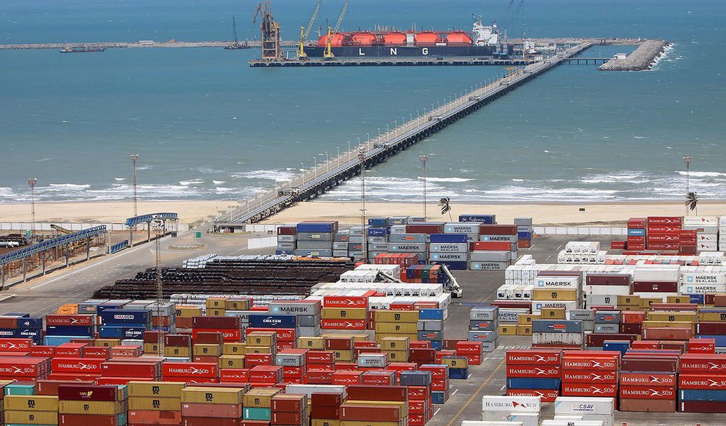 A projeção para o fechamento da balança caiu pela sexta vez, de US$ 400 milhões para apenas US$ 100 milhões. Há duas semanas, analistas e investidores estimavam saldo positivo (exportações maiores que importações) de US$ 1 bilhão e, no início do mês, superávit de US$ 2 bilhões (Foto: Gisele Federicce) A projeção para o fechamento da balança caiu pela sexta vez, de US$ 400 milhões para apenas US$ 100 milhões. Há duas semanas, analistas e investidores estimavam saldo positivo (exportações maiores que importações) de US$ 1 bilhão e, no início do mês, superávit de US$ 2 bilhões