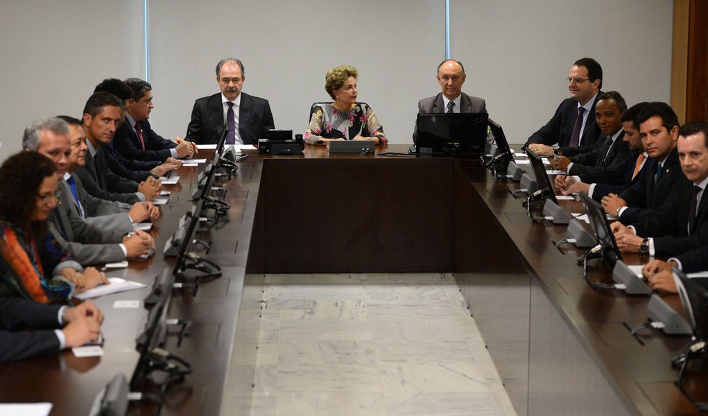 Os líderes da base aliada aproveitaram uma reunião realizada na manhã desta quarta-feira (3), no Palácio do Planalto, para cobrar da presidente Dilma Rousseff uma posição quanto ao envio de uma proposta sobre o reajuste na tabela do imposto de renda 2015; no final do ano passado, o Congresso aprovou a correção de 6,5% na tabela do imposto de renda, mas a alteração acabou sendo vetada pela presidente; o veto vai entrar na fila de propostas que deverão ser votadas na próxima sessão do Congresso, que ainda não tem data para acontecer (Foto: Paulo Emílio) Os líderes da base aliada aproveitaram uma reunião realizada na manhã desta quarta-feira (3), no Palácio do Planalto, para cobrar da presidente Dilma Rousseff uma posição quanto ao envio de uma proposta sobre o reajuste na tabela do imposto de renda 2015; no final do ano passado, o Congresso aprovou a correção de 6,5% na tabela do imposto de renda, mas a alteração acabou sendo vetada pela presidente; o veto vai entrar na fila de propostas que deverão ser votadas na próxima sessão do Congresso, que ainda não tem data para acontecer