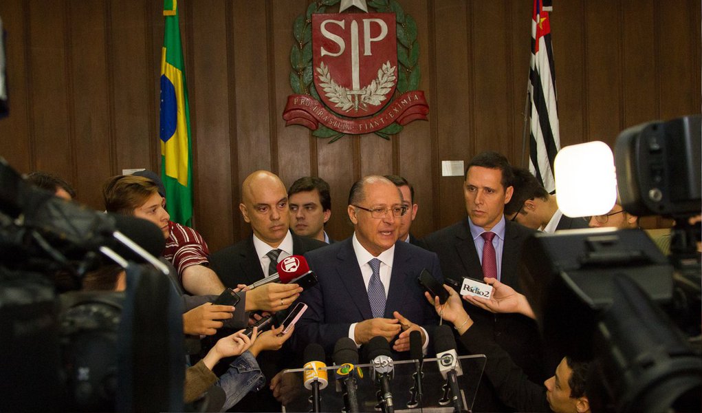 O governador de São Paulo, Geraldo Alckmin, afirmou que as obras prioritárias para garantir o abastecimento de água da região metropolitana da capital estão garantidas; "Nenhuma obra importante vai ser afetada. A Sabesp tem uma grande capacidade de investimento. E as obras prioritárias serão mantidas com recursos próprios da Sabesp e com os financiamentos que já estão estabelecidos", disse (Foto: Paulo Emílio) O governador de São Paulo, Geraldo Alckmin, afirmou que as obras prioritárias para garantir o abastecimento de água da região metropolitana da capital estão garantidas; "Nenhuma obra importante vai ser afetada. A Sabesp tem uma grande capacidade de investimento. E as obras prioritárias serão mantidas com recursos próprios da Sabesp e com os financiamentos que já estão estabelecidos", disse