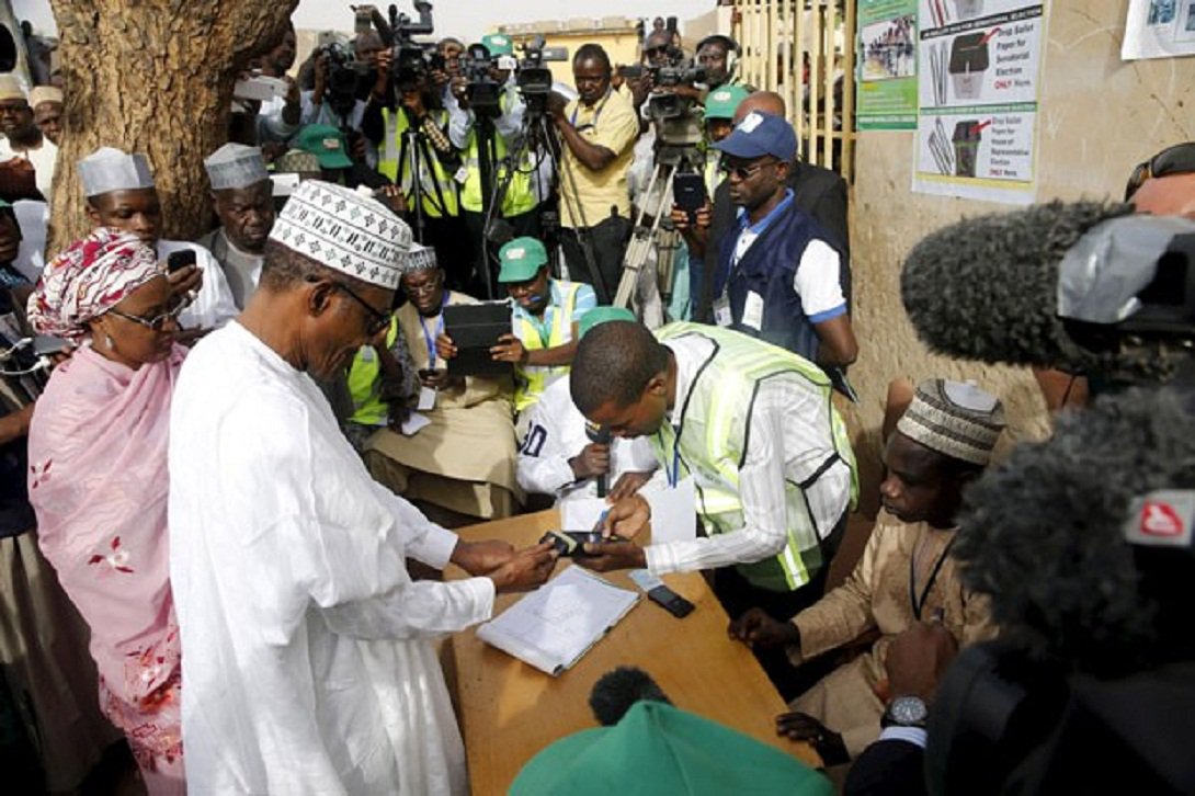 Pelo menos duas pessoas morreram neste sábado em ataques a seções de votação no Nordeste da Nigéria, atribuídos ao grupo radical islâmico Boko Haram; cerca de 68,8 milhões de nigerianos elegerão hoje o novo presidente e o Parlamento, em um ambiente de tensão devido ao risco de violência política e à ameaça de atentados islamitas (Foto: José Barbacena) Pelo menos duas pessoas morreram neste sábado em ataques a seções de votação no Nordeste da Nigéria, atribuídos ao grupo radical islâmico Boko Haram; cerca de 68,8 milhões de nigerianos elegerão hoje o novo presidente e o Parlamento, em um ambiente de tensão devido ao risco de violência política e à ameaça de atentados islamitas