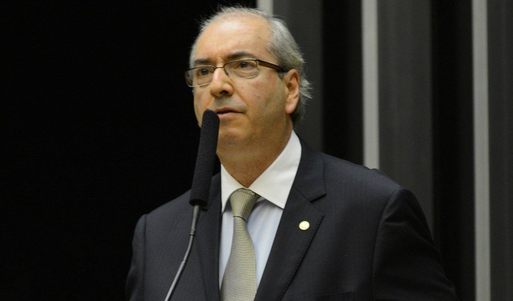 Ato da Mesa Diretora da Câmara agora permite o compartilhamento de senhas, antes pessoais e intransferíveis, para acesso ao sistema de computadores da Casa; a mudança se encaixa na defesa do presidente da Câmara, que nega ter sido ele o autor de requerimentos de informação sobre contratos da Petrobras para pressionar a empresa Mitsui a retomar pagamento de propina ao PMDB; alega que sua senha foi emprestada a outro parlamentar e que isso é corriqueiro (Foto: Realle Palazzo-Martini) Ato da Mesa Diretora da Câmara agora permite o compartilhamento de senhas, antes pessoais e intransferíveis, para acesso ao sistema de computadores da Casa; a mudança se encaixa na defesa do presidente da Câmara, que nega ter sido ele o autor de requerimentos de informação sobre contratos da Petrobras para pressionar a empresa Mitsui a retomar pagamento de propina ao PMDB; alega que sua senha foi emprestada a outro parlamentar e que isso é corriqueiro