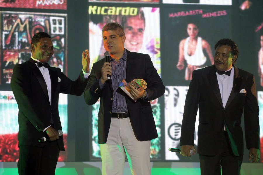 Responsável por eleger os melhores artistas do Carnaval de Salvador há 22 edições, o Troféu Dodô e Osmar neste ano mudou o formato e incluiu a categoria 'Serviço Público Destaque'; a segurança pública foi destaque na opinião dos entrevistados e teve 85% de aprovação popular; "Este prêmio é um reconhecimento pelo esforço de quase 23 mil profissionais. É resultado do empenho, do aprimoramento que vem sendo feito há décadas. Não se faz um carnaval com dois milhões de pessoas sem segurança. Uma segurança pública qualificada e voltada para este evento. Uma referência para outros países. Vamos continuar trabalhando para fazer um carnaval ainda melhor em 2016", disse o secretário Maurício Barbosa (Foto: Romulo Faro) Responsável por eleger os melhores artistas do Carnaval de Salvador há 22 edições, o Troféu Dodô e Osmar neste ano mudou o formato e incluiu a categoria 'Serviço Público Destaque'; a segurança pública foi destaque na opinião dos entrevistados e teve 85% de aprovação popular; "Este prêmio é um reconhecimento pelo esforço de quase 23 mil profissionais. É resultado do empenho, do aprimoramento que vem sendo feito há décadas. Não se faz um carnaval com dois milhões de pessoas sem segurança. Uma segurança pública qualificada e voltada para este evento. Uma referência para outros países. Vamos continuar trabalhando para fazer um carnaval ainda melhor em 2016", disse o secretário Maurício Barbosa