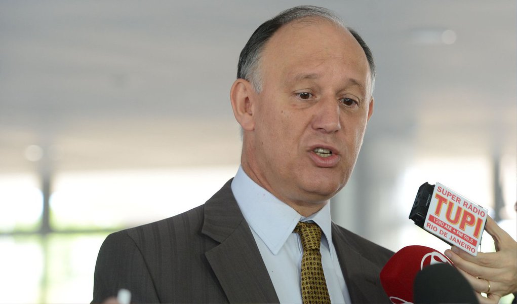 O ministro das Relações Institucionais, Pepe Vargas, defendeu nesta quarta (4) a retirada do sigilo da lista entregue pelo procurador-geral da República, Rodrigo Janot, ao Supremo Tribunal Federal (STF) com os pedidos de abertura de inquérito contra políticos investigados pela Operação Lava Jato; "Olha, importante era que essa lista viesse em definitivo, que as pessoas que aparecerem na lista tenham conhecimento para poder fazer a sua defesa", disse (Foto: Valter Lima) O ministro das Relações Institucionais, Pepe Vargas, defendeu nesta quarta (4) a retirada do sigilo da lista entregue pelo procurador-geral da República, Rodrigo Janot, ao Supremo Tribunal Federal (STF) com os pedidos de abertura de inquérito contra políticos investigados pela Operação Lava Jato; "Olha, importante era que essa lista viesse em definitivo, que as pessoas que aparecerem na lista tenham conhecimento para poder fazer a sua defesa", disse