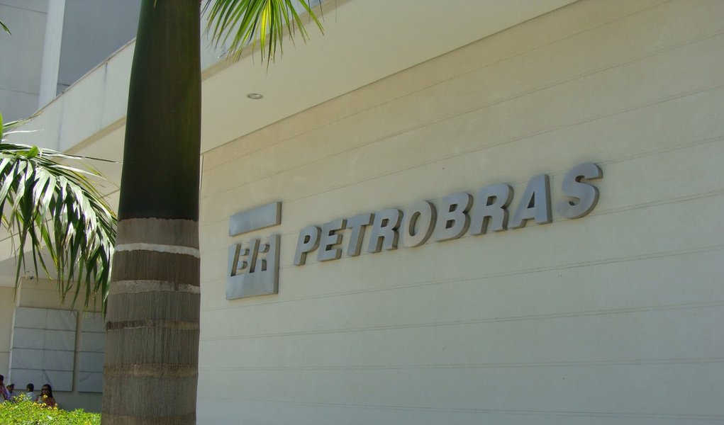 O governo estuda reduzir a exigência de conteúdo nacional nas compras da Petrobras e rever a legislação do pré-sal para aliviar a situação alarmante da estatal; as duas medidas em análise reduziriam os custos e as necessidades de investimentos da estatal, mas são de complexa implementação e não resolveriam os problemas de curto prazo da companhia (Foto: Valter Lima) O governo estuda reduzir a exigência de conteúdo nacional nas compras da Petrobras e rever a legislação do pré-sal para aliviar a situação alarmante da estatal; as duas medidas em análise reduziriam os custos e as necessidades de investimentos da estatal, mas são de complexa implementação e não resolveriam os problemas de curto prazo da companhia