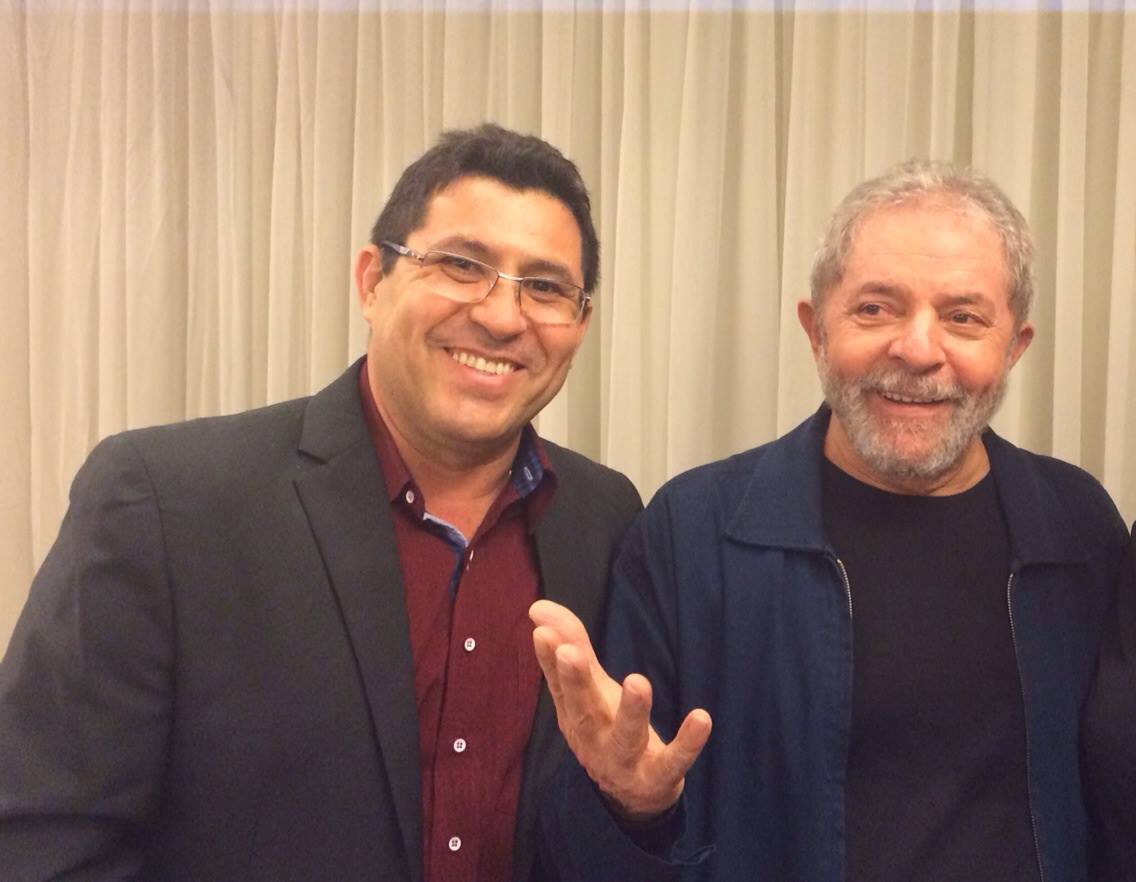 O presidente do Partido dos Trabalhadores do Ceará, Francisco de Assis Diniz, participou ontem de uma reunião com o presidente Lula para debater a atual conjuntura política e orientar a ação partidária. A reunião foi em São Paulo, reunindo todos os presidentes estaduais do PT (Foto: Fatima 247) O presidente do Partido dos Trabalhadores do Ceará, Francisco de Assis Diniz, participou ontem de uma reunião com o presidente Lula para debater a atual conjuntura política e orientar a ação partidária. A reunião foi em São Paulo, reunindo todos os presidentes estaduais do PT