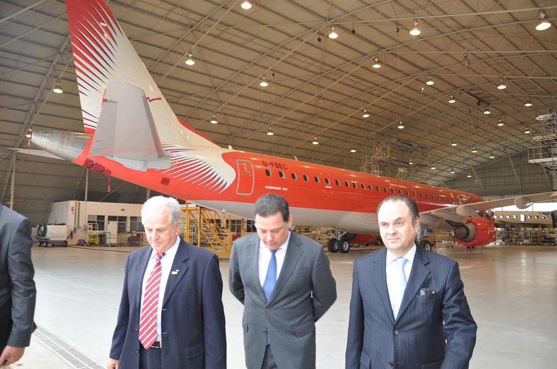 Governador teve seu primeiro dia de agenda em Portugal e em encontro com diretores da OGMA, tradicional indústria de aviões de Portugal que tem a brasileira Embraer como maior acionista, sugeriu que a companhia aproveite a renovação da frota de caças da Força Área Brasileira para instalar uma de suas unidades em Anápolis; Marconi observou que, com a compra das novas aeronaves de combate suíças Gripen pelo governo brasileiro, a Base Aérea de Anápolis se prepara para receber nova e moderna unidade de manutenção dos caças, gerando novas oportunidades de negócios para a indústria aeronáutica (Foto: José Barbacena) Governador teve seu primeiro dia de agenda em Portugal e em encontro com diretores da OGMA, tradicional indústria de aviões de Portugal que tem a brasileira Embraer como maior acionista, sugeriu que a companhia aproveite a renovação da frota de caças da Força Área Brasileira para instalar uma de suas unidades em Anápolis; Marconi observou que, com a compra das novas aeronaves de combate suíças Gripen pelo governo brasileiro, a Base Aérea de Anápolis se prepara para receber nova e moderna unidade de manutenção dos caças, gerando novas oportunidades de negócios para a indústria aeronáutica