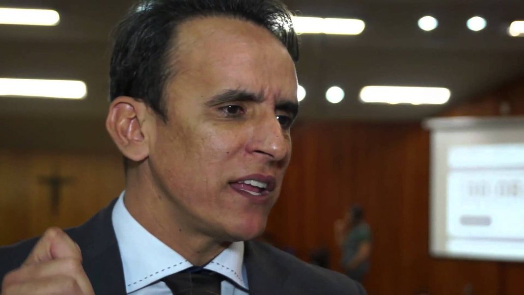 Vereador de Goiânia foi punido com nove anos de reclusão em sentença proferida pelo juiz Adegmar José Ferreira, da 10ª Vara Criminal; ex-vereador Amarildo Pereira também foi condenado (11 anos) por formação de quadrilha; os dois foram diretores financeiros da Companhia de Obras do Município (Comob), em 2000, e teriam alterado cheques destinados ao recolhimento de INSS; ambos poderão recorrer em liberdade (Foto: Realle Palazzo-Martini) Vereador de Goiânia foi punido com nove anos de reclusão em sentença proferida pelo juiz Adegmar José Ferreira, da 10ª Vara Criminal; ex-vereador Amarildo Pereira também foi condenado (11 anos) por formação de quadrilha; os dois foram diretores financeiros da Companhia de Obras do Município (Comob), em 2000, e teriam alterado cheques destinados ao recolhimento de INSS; ambos poderão recorrer em liberdade