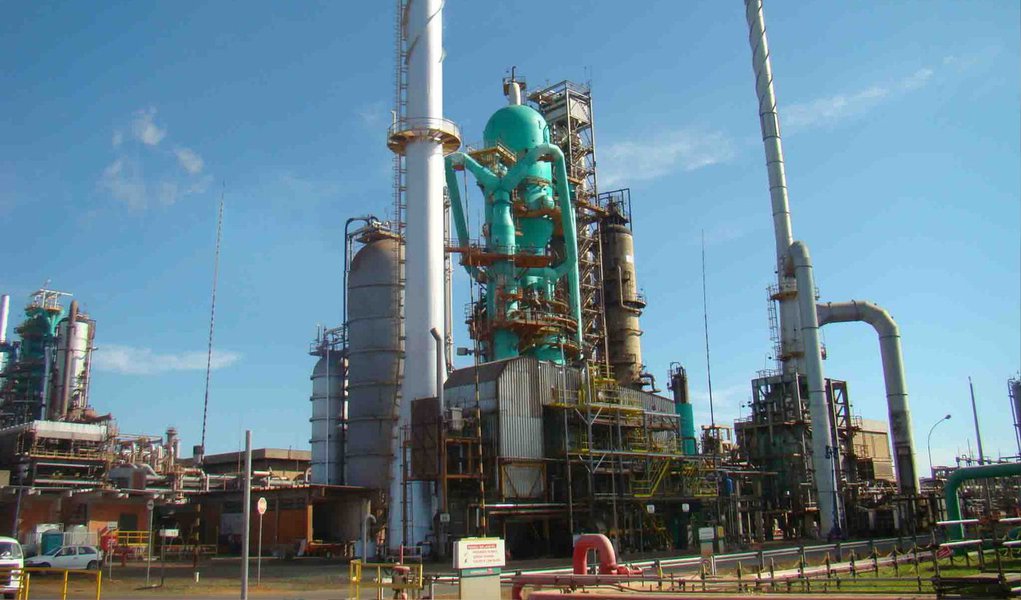 O volume de petróleo refinado no Brasil caiu no primeiro bimestre do ano, apesar da entrada em operação de parte da Refinaria do Nordeste (Rnest), em Pernambuco, devido a paradas para manutenção em três das maiores refinarias da Petrobras, disse a petroleira; a redução do refino ocorreu em um momento em que a demanda por alguns derivados é menor, ao mesmo tempo em que o mercado ficou favorável para importações de combustíveis, por conta da queda dos preços do petróleo no exterior (Foto: Paulo Emílio) O volume de petróleo refinado no Brasil caiu no primeiro bimestre do ano, apesar da entrada em operação de parte da Refinaria do Nordeste (Rnest), em Pernambuco, devido a paradas para manutenção em três das maiores refinarias da Petrobras, disse a petroleira; a redução do refino ocorreu em um momento em que a demanda por alguns derivados é menor, ao mesmo tempo em que o mercado ficou favorável para importações de combustíveis, por conta da queda dos preços do petróleo no exterior