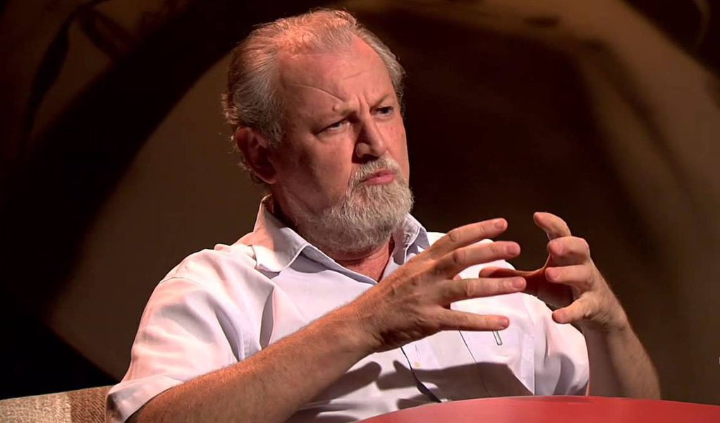 Coordenador do Movimento dos Trabalhadores Rurais Sem Terra, João Pedro Stédile vê o cenário político-institucional brasileiro dominado pelo poder econômico; segundo ele, a burguesia industrial perdeu a oportunidade de fazer um pacto de desenvolvimento porque prefere colocar o dinheiro na especulação financeira: “Por isso foram contra a CPMF. Porque o dinheiro deles está no banco, não na fábrica e na produção”; ele aposta, porém que “a médio prazo” haverá uma nova ascensão dos movimentos de massa, como foi de 1976 a 1989, empurrada pelo agravamento das contradições da política e do capitalismo brasileiro (Foto: Roberta Namour) Coordenador do Movimento dos Trabalhadores Rurais Sem Terra, João Pedro Stédile vê o cenário político-institucional brasileiro dominado pelo poder econômico; segundo ele, a burguesia industrial perdeu a oportunidade de fazer um pacto de desenvolvimento porque prefere colocar o dinheiro na especulação financeira: “Por isso foram contra a CPMF. Porque o dinheiro deles está no banco, não na fábrica e na produção”; ele aposta, porém que “a médio prazo” haverá uma nova ascensão dos movimentos de massa, como foi de 1976 a 1989, empurrada pelo agravamento das contradições da política e do capitalismo brasileiro